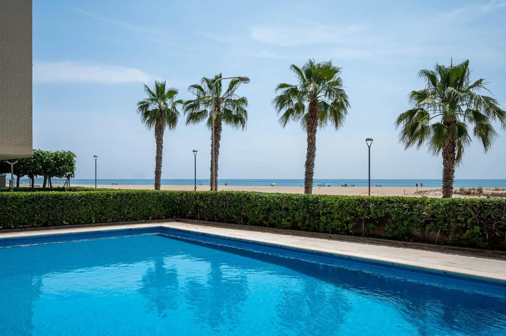 AT108 Comunidad con piscina en primera línea de la playa AT108 Comunidad con piscina en primera línea de la playa