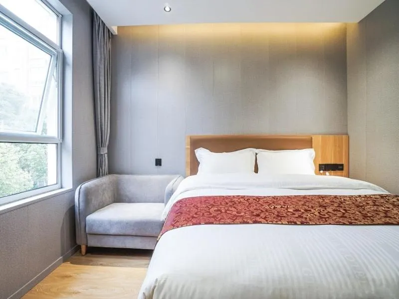 Bed in Green Alliance Baoshan Shanghai University Qihua Road Metro Station