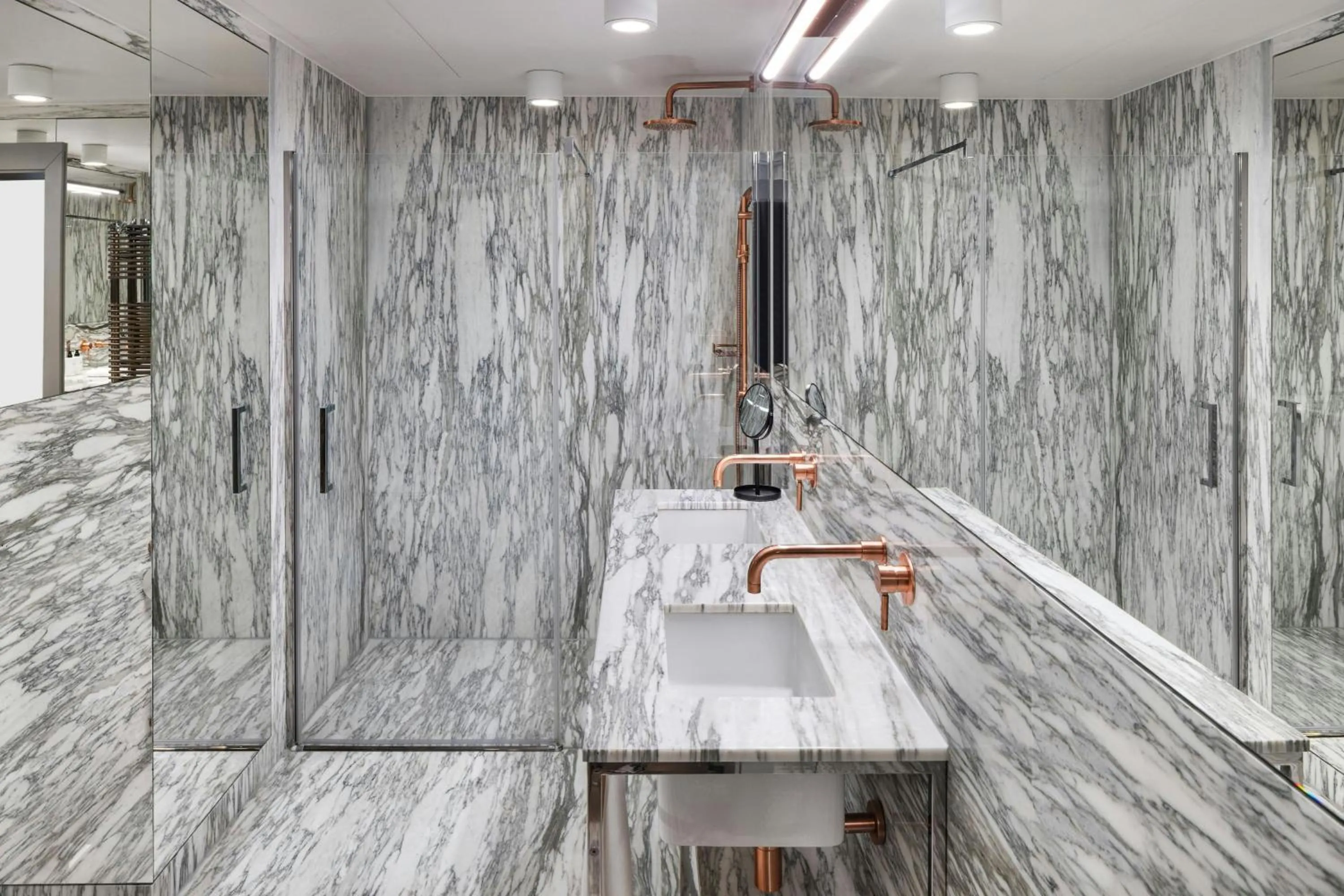 Bathroom in H15 Palace, a Luxury Collection Hotel, Krakow