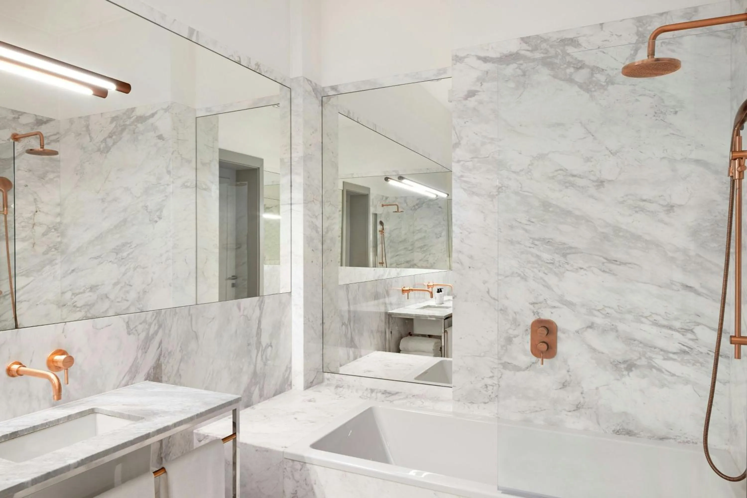 Bathroom in H15 Palace, a Luxury Collection Hotel, Krakow