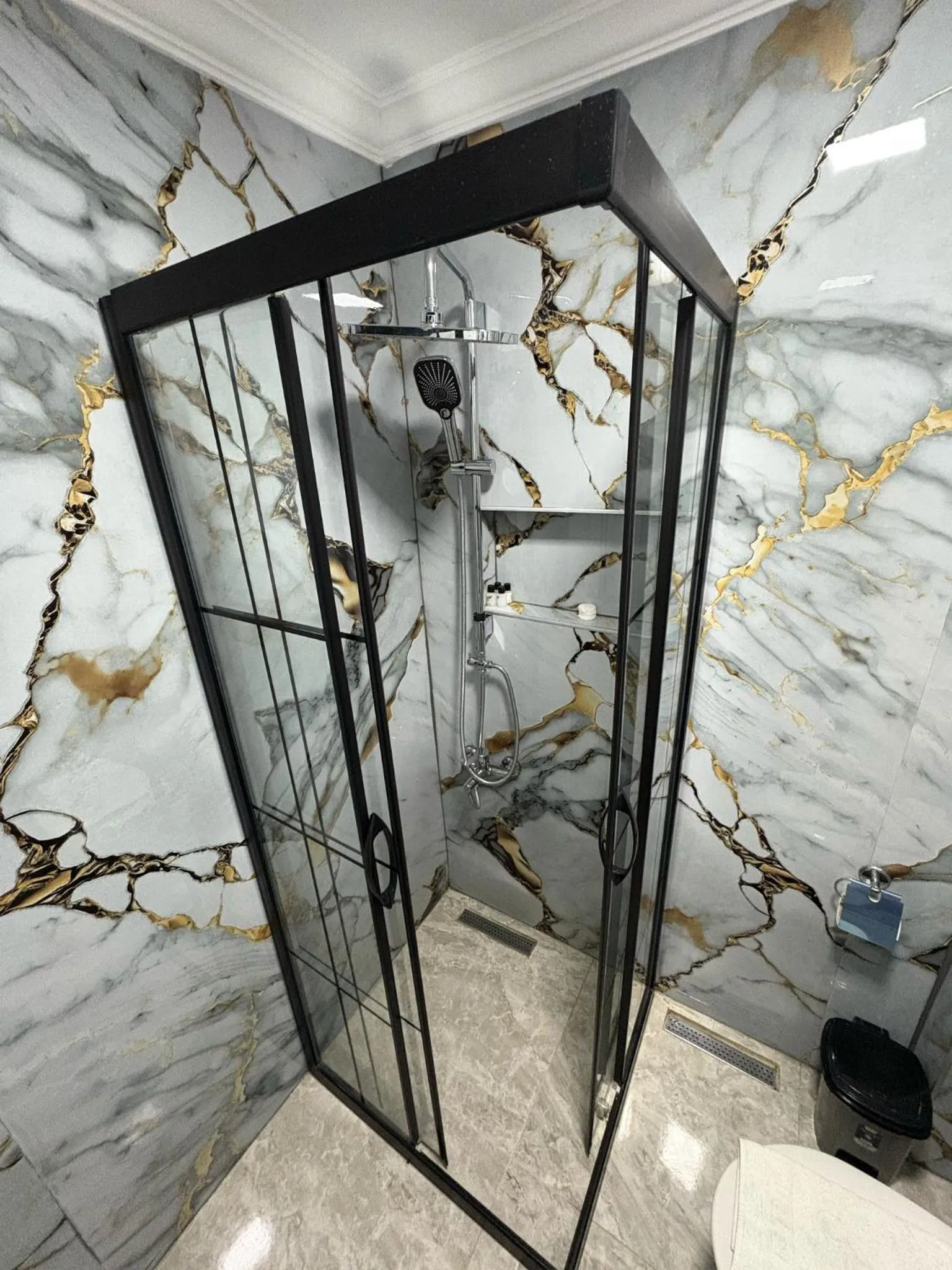 Toilet in Armar Hotel