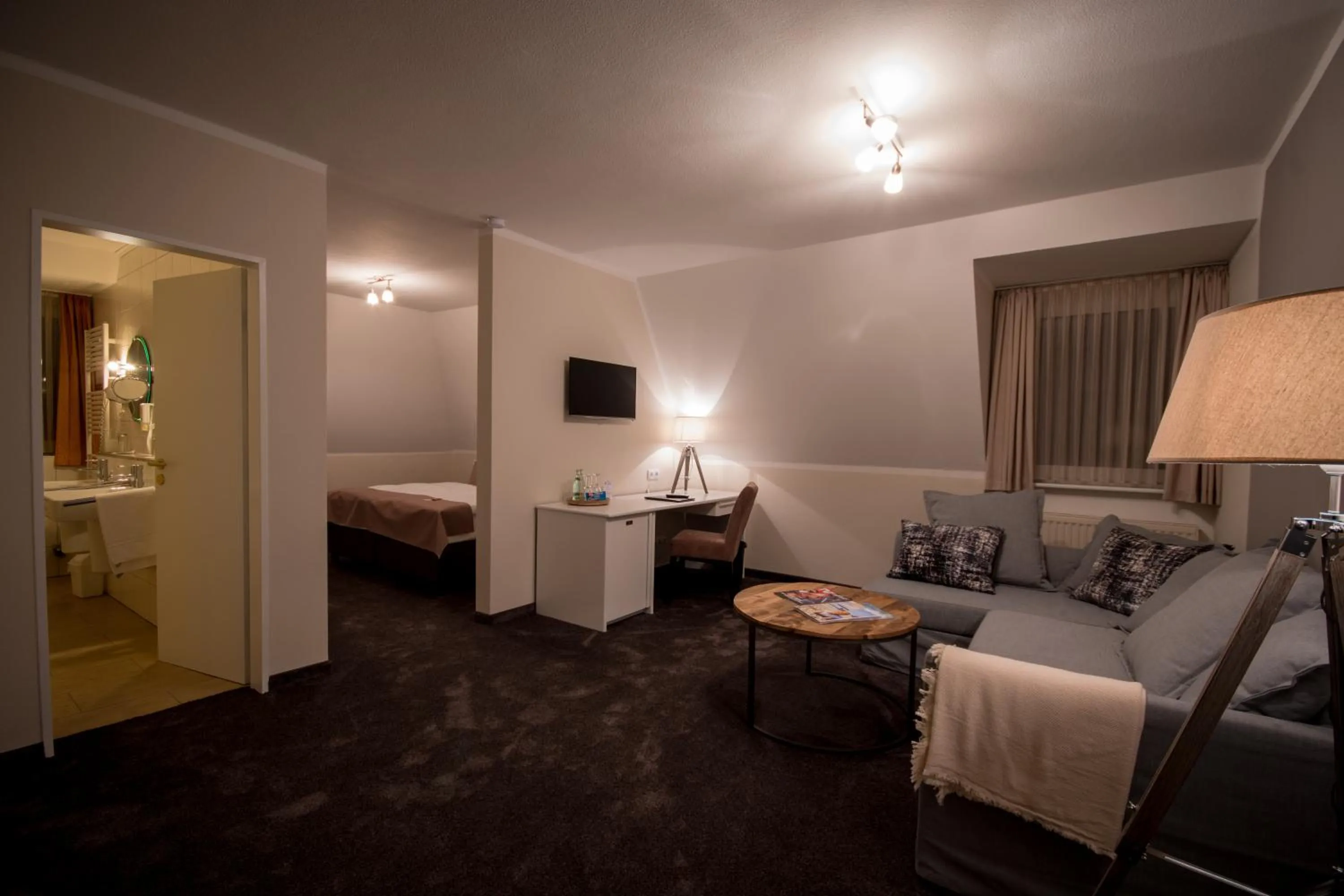 Living room, Bed in Hotel Stadt Aurich