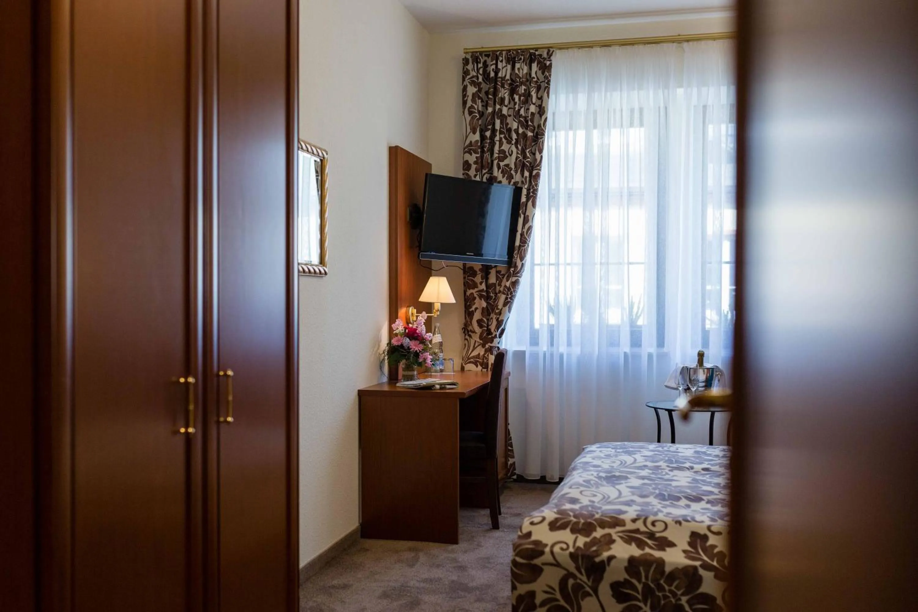 Photo of the whole room, Bed in Altdeutsche Weinstube - Superior