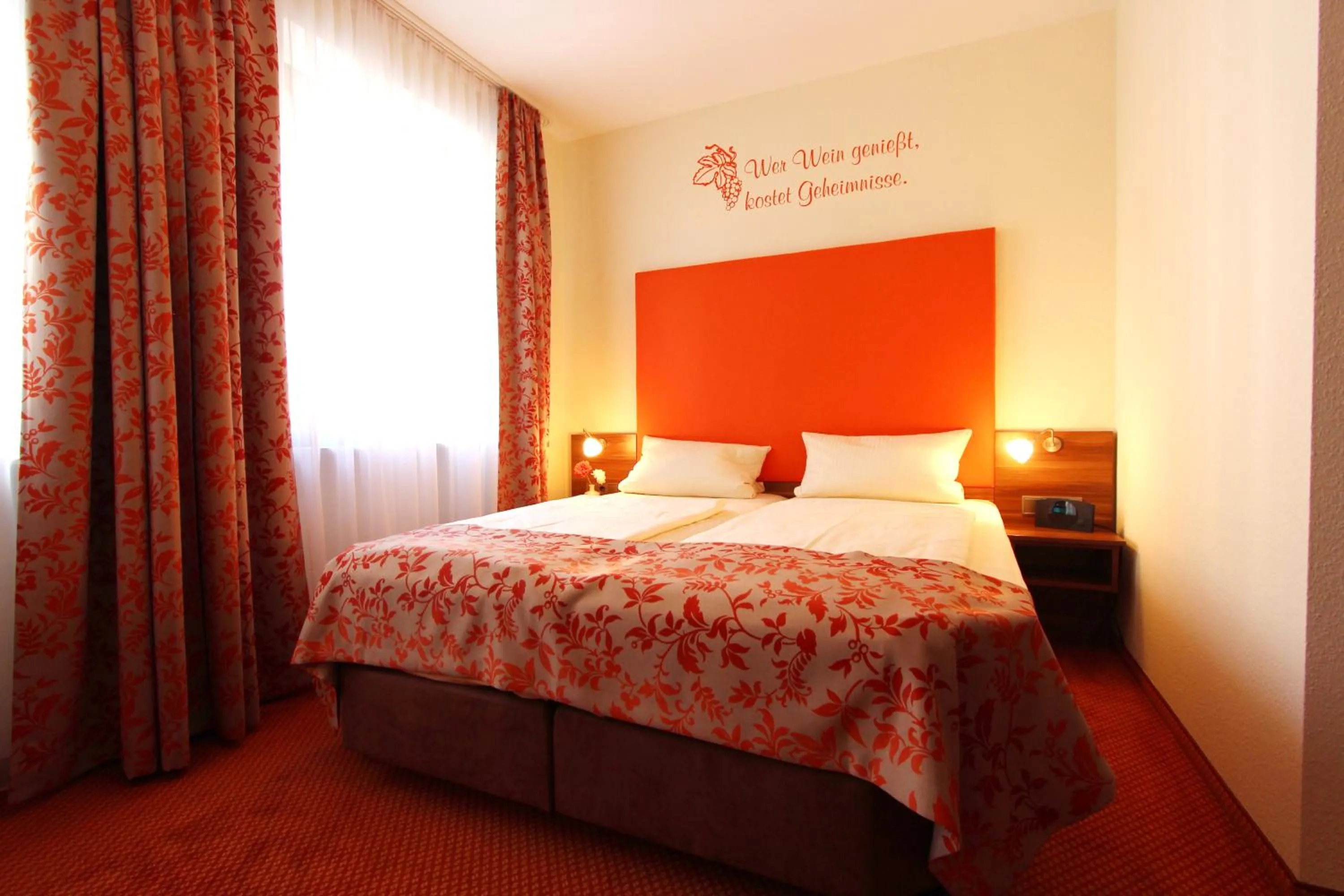 Photo of the whole room, Bed in Altdeutsche Weinstube - Superior