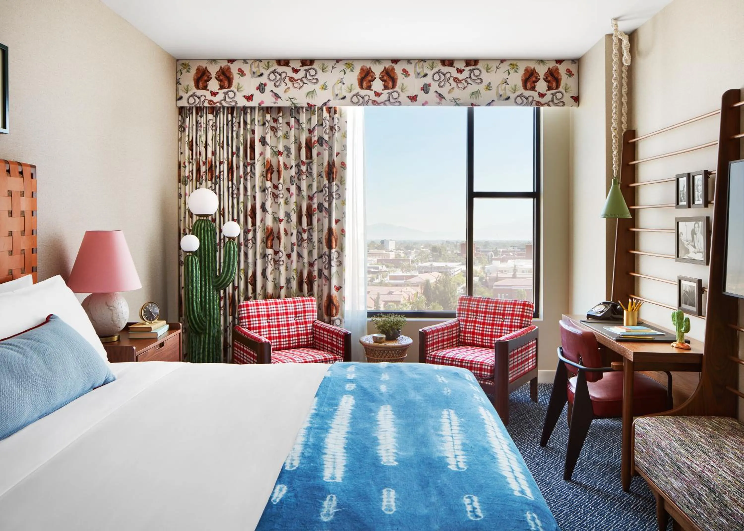 Photo of the whole room, Bed in Graduate by Hilton Tucson