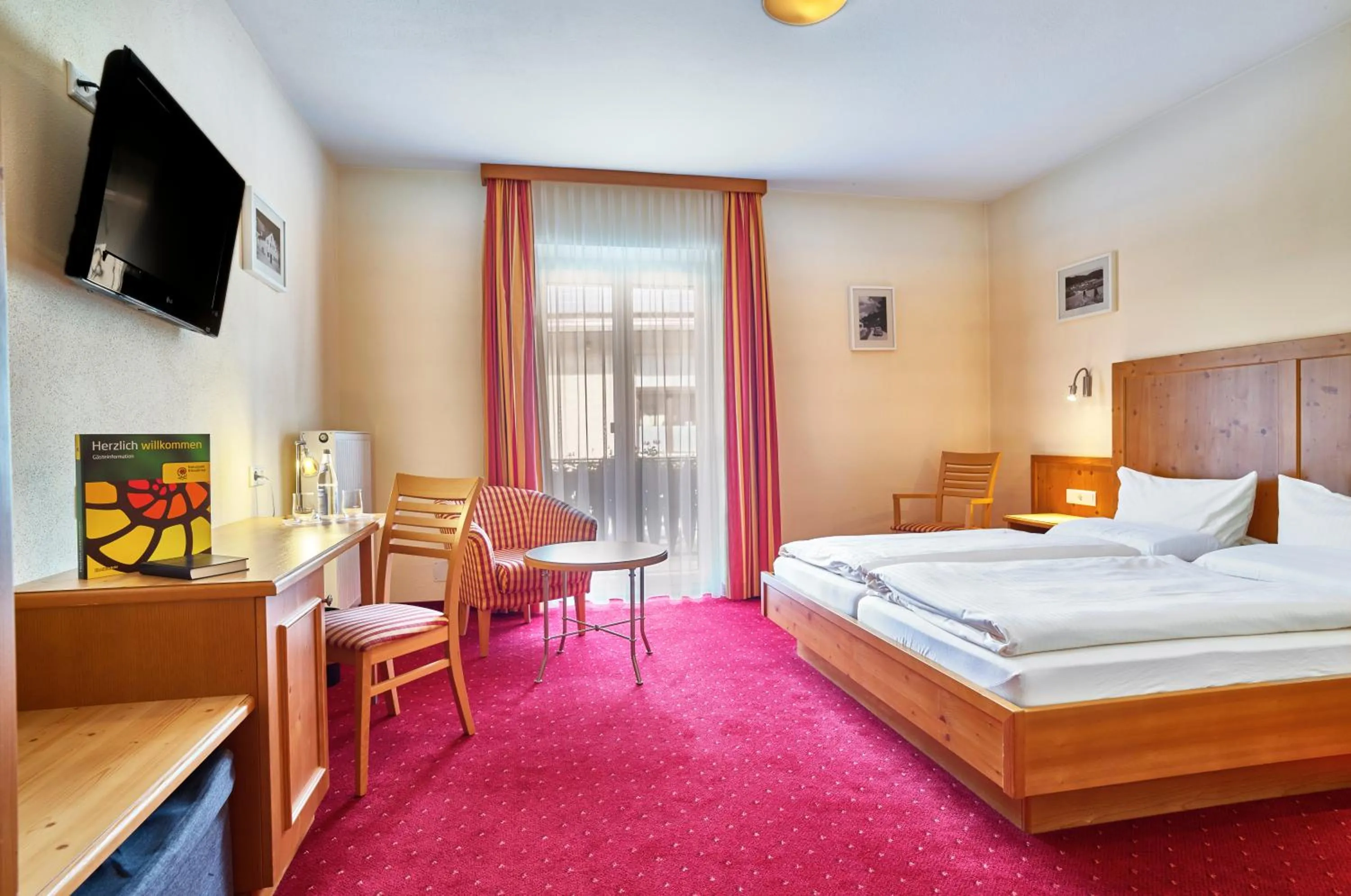 Photo of the whole room, Bed in Zum blauen Hecht