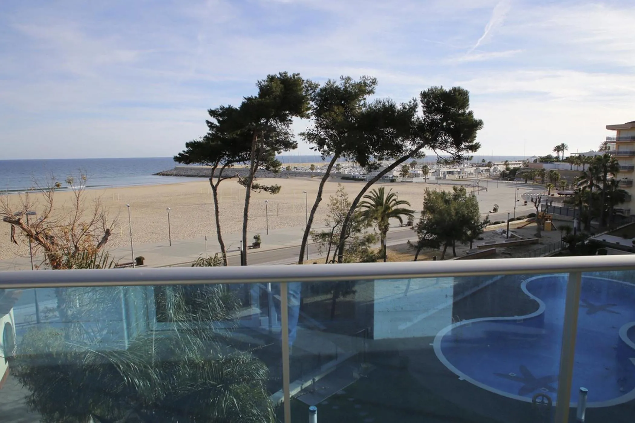 AT161 Vistas a la playa, piscina y equipamiento completo
