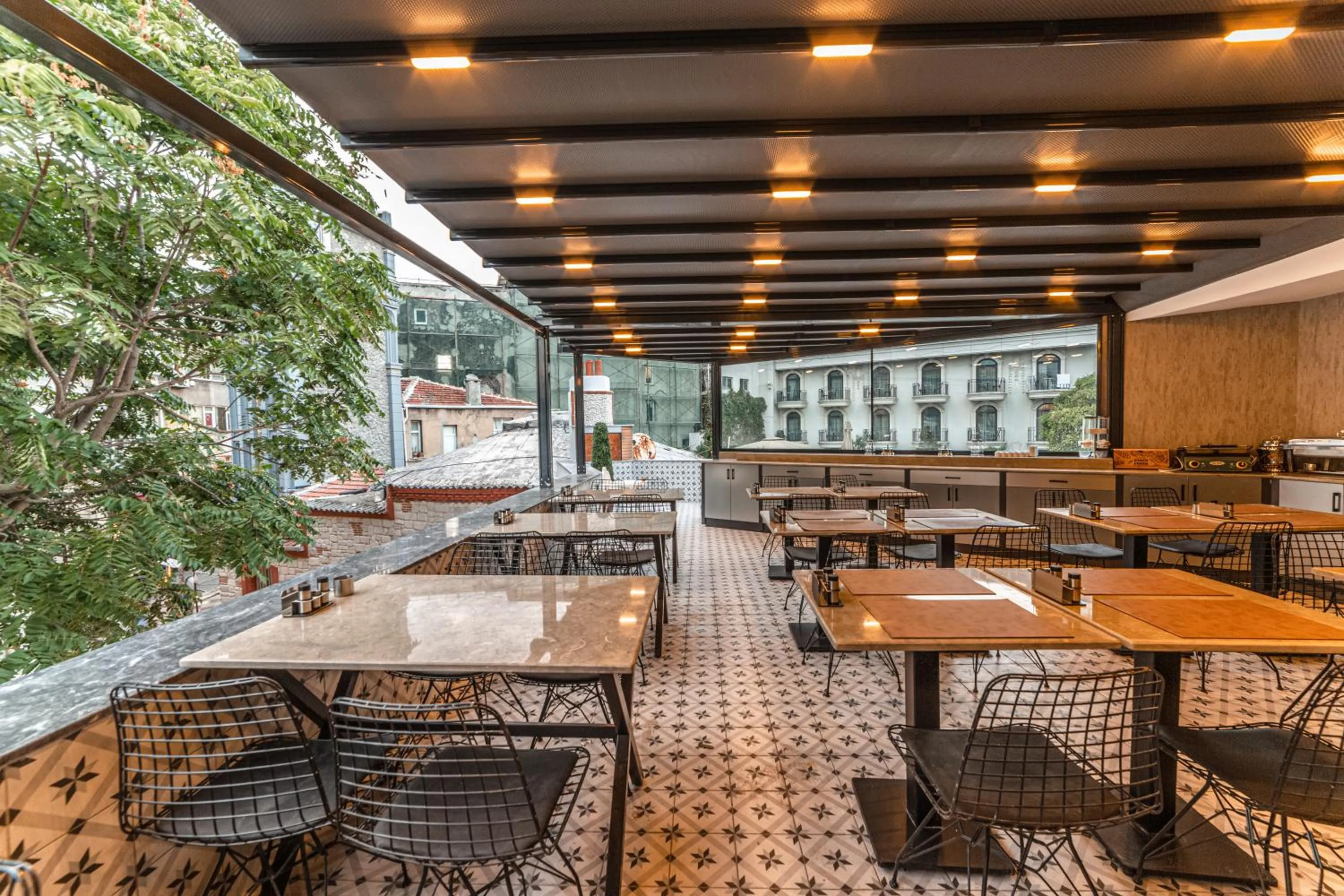 Restaurant/places to eat in World Heritage Center Hotel