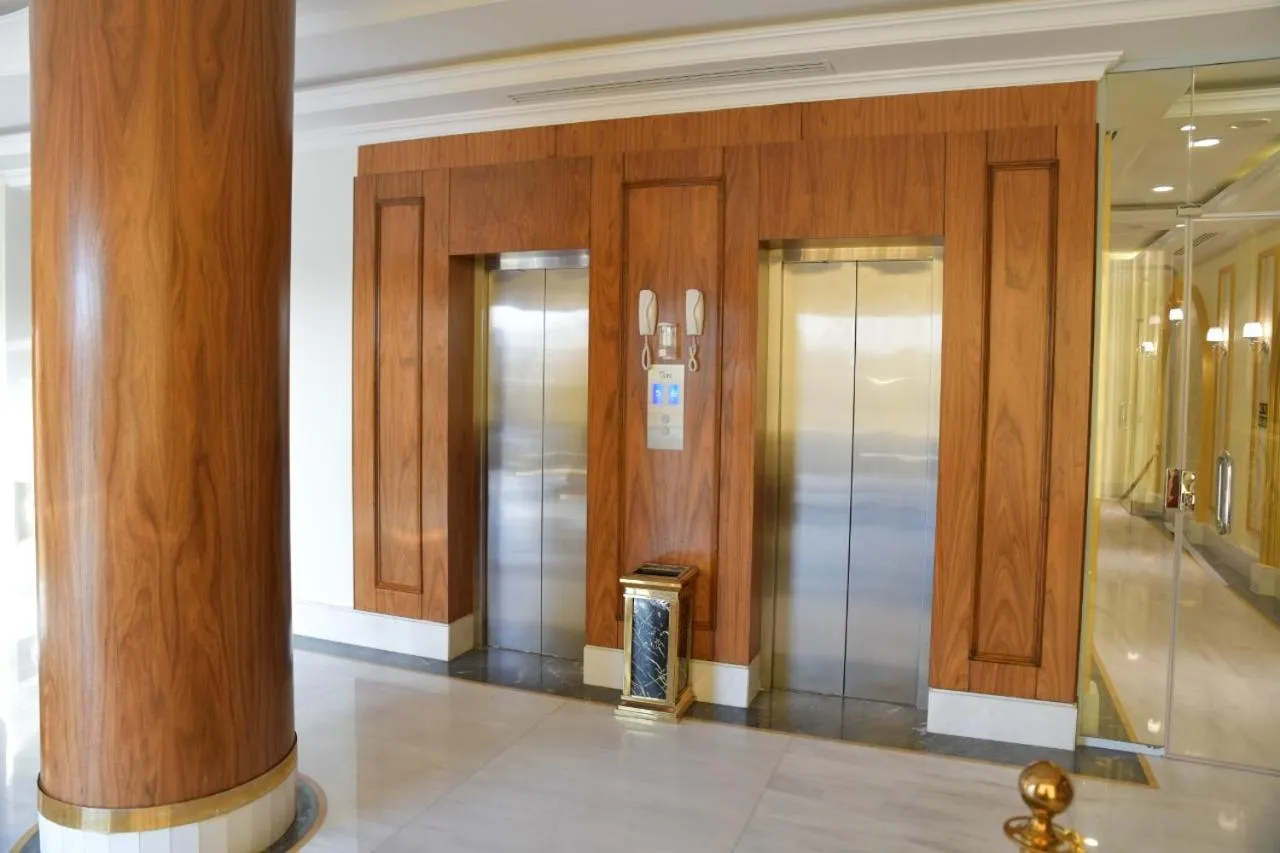 elevator in Crown City Hotel -فندق كراون ستي