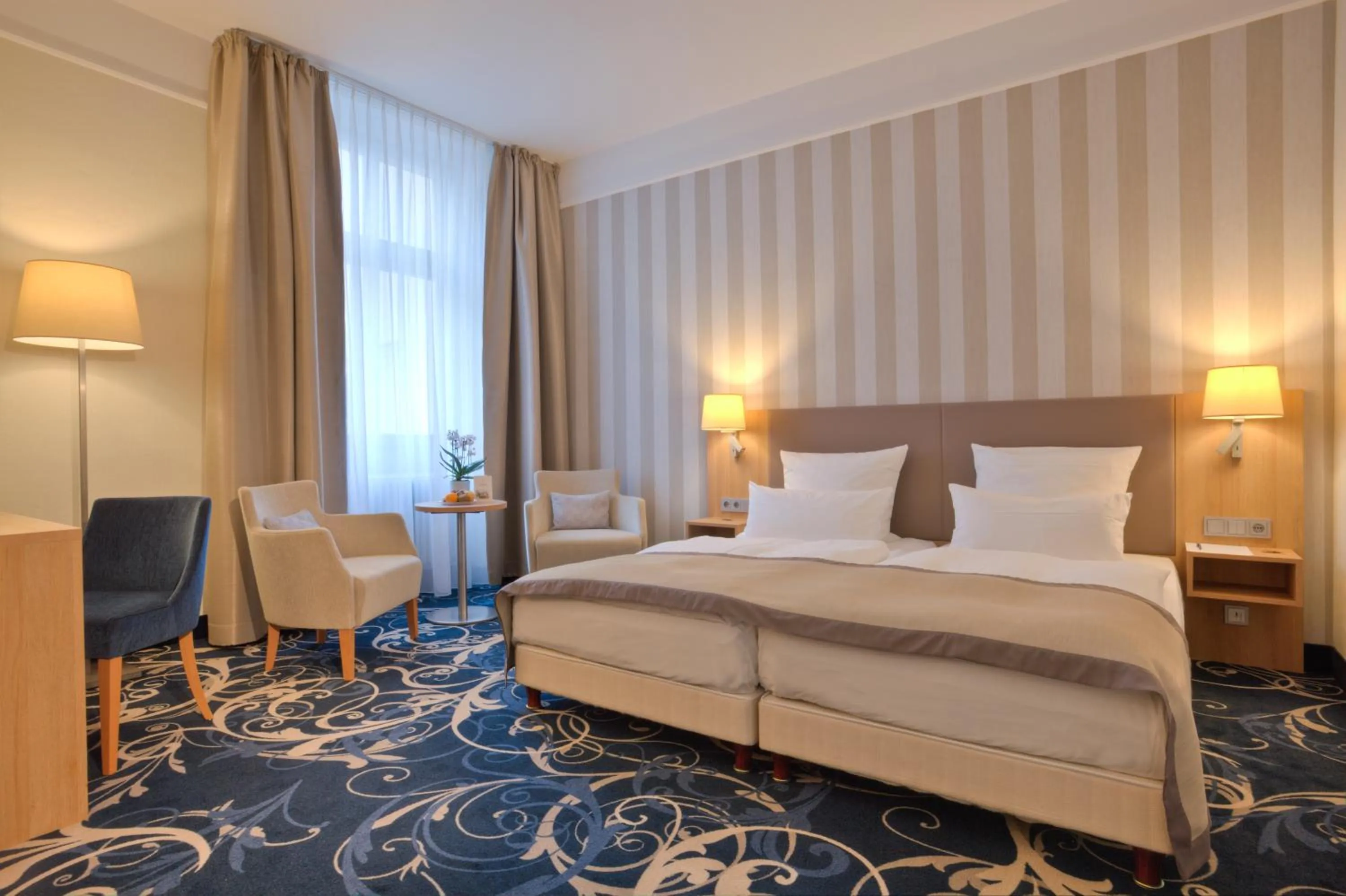 Photo of the whole room, Bed in Schlosshotel Karlsruhe