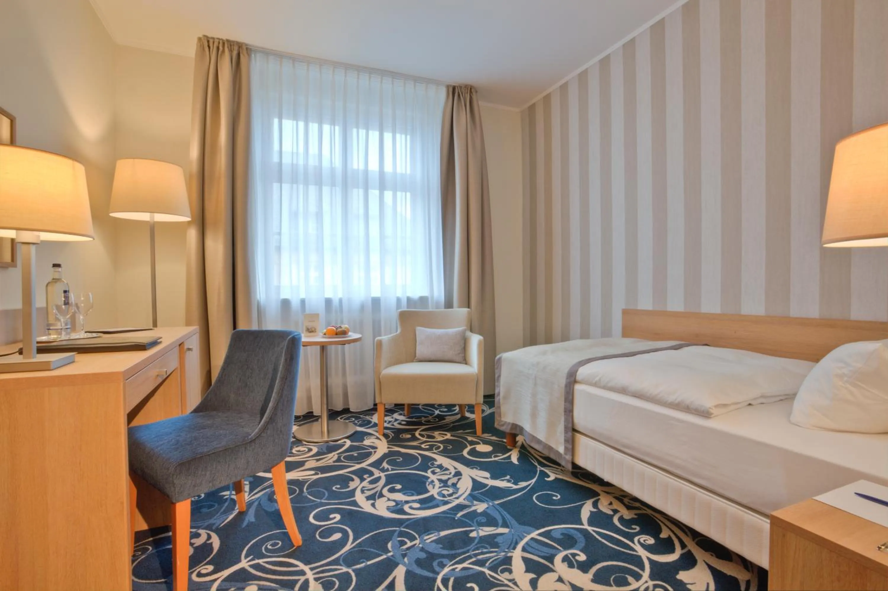 Photo of the whole room, Bed in Schlosshotel Karlsruhe