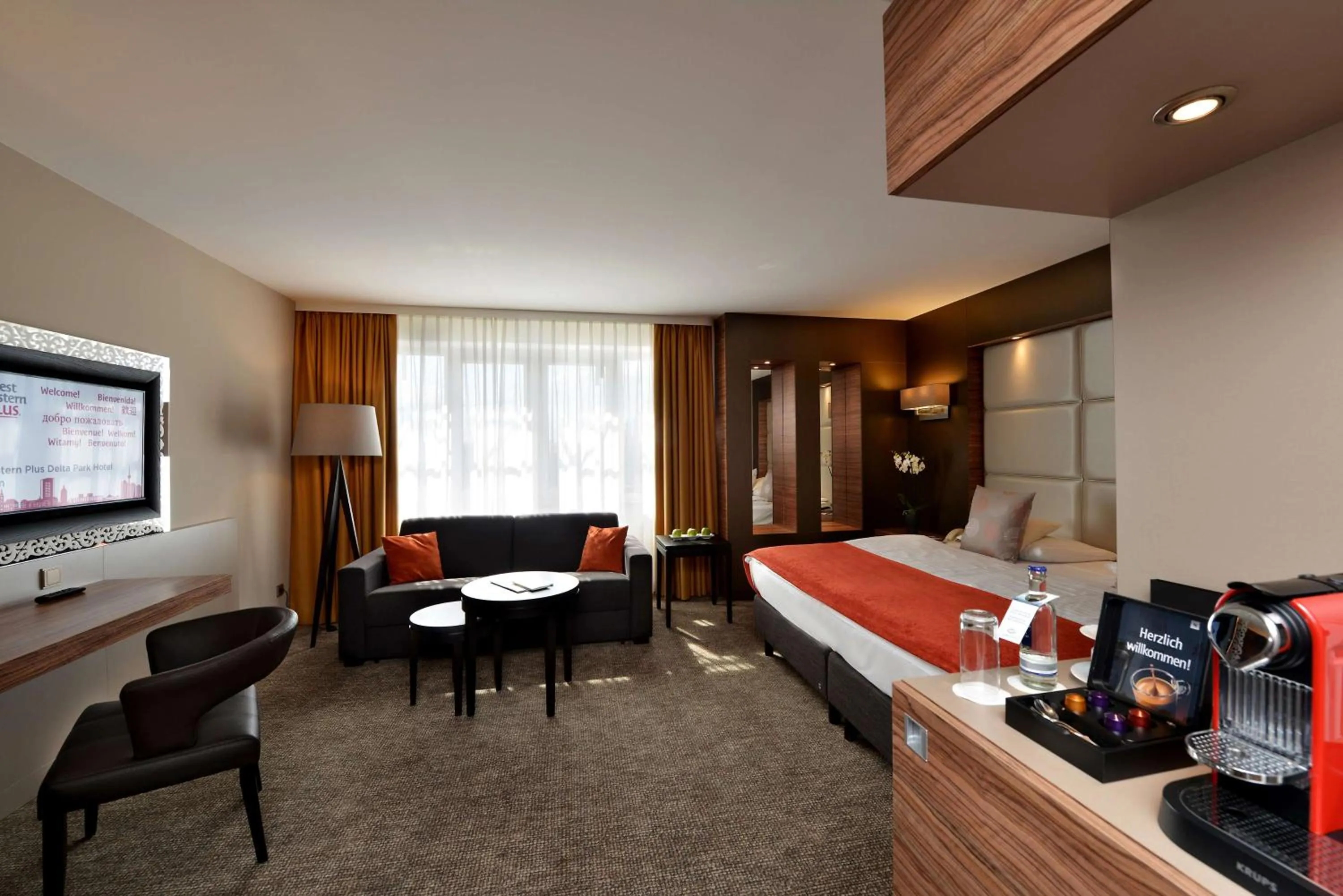 Bedroom in Best Western Plus Delta Park Hotel