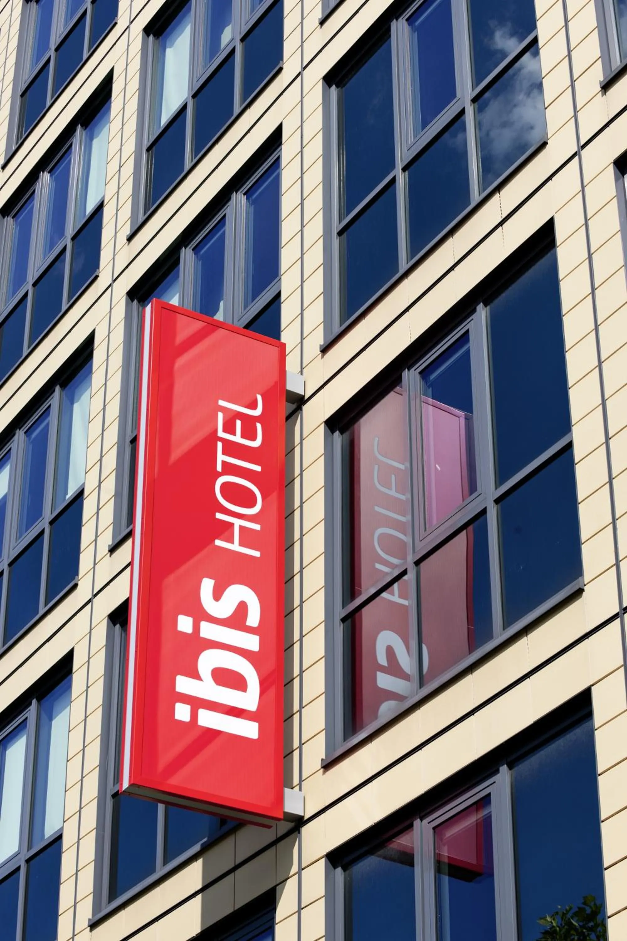 Property logo or sign in ibis München Parkstadt Schwabing