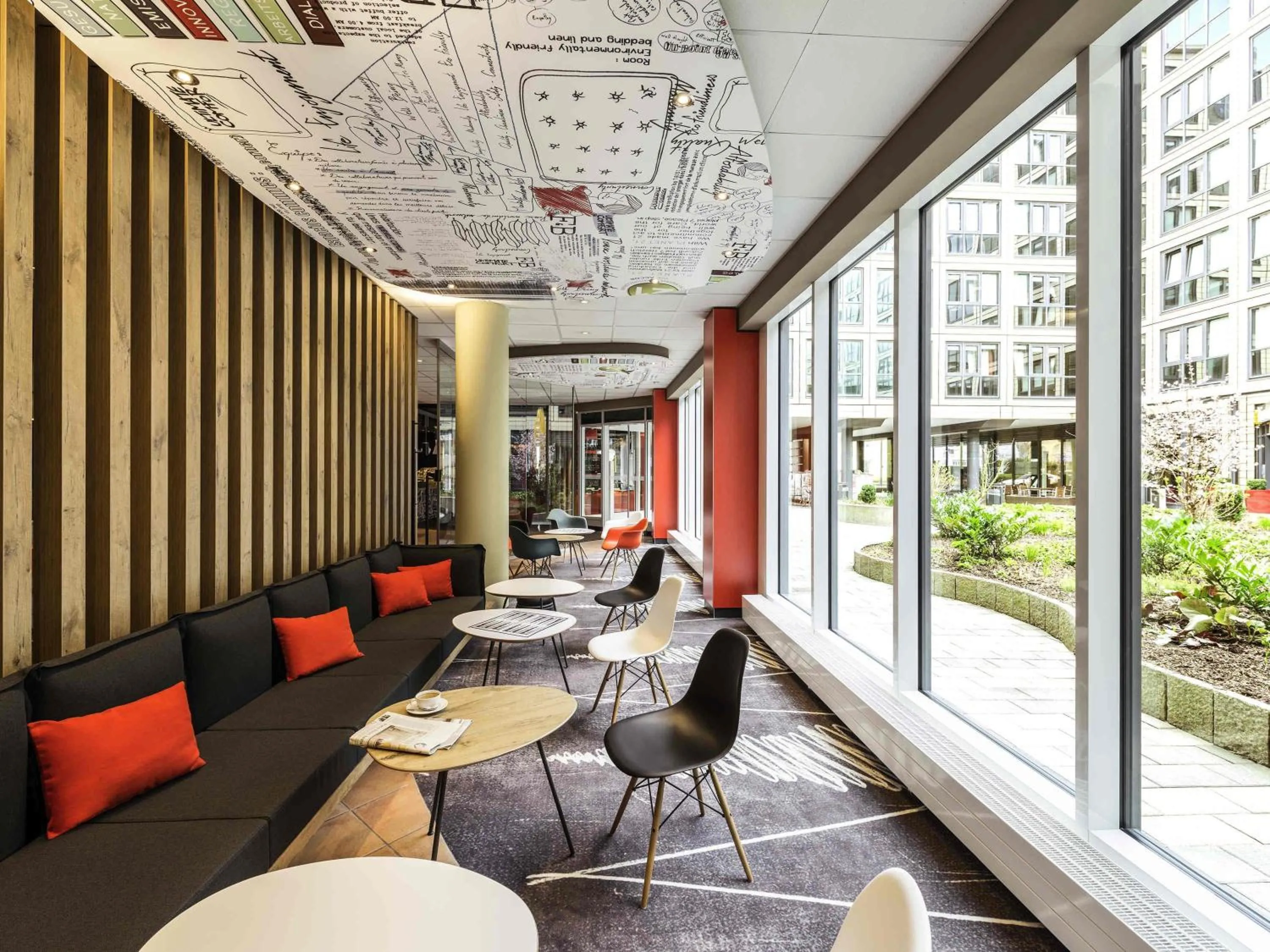 Lounge or bar in ibis München Parkstadt Schwabing