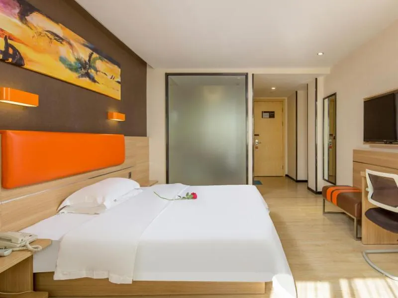 Bed in 7Days Premium Shenzhen Longgang Dayun Metro Station