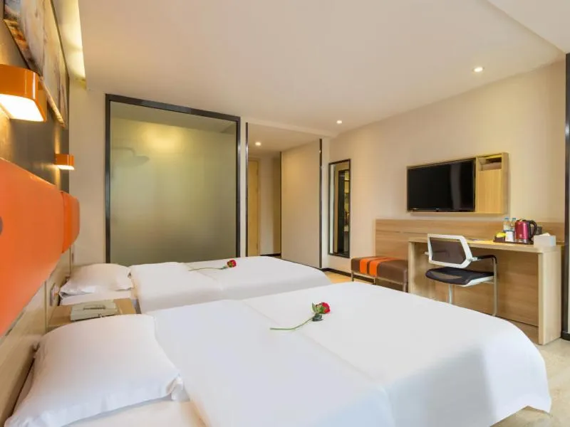 Bed in 7Days Premium Shenzhen Longgang Dayun Metro Station