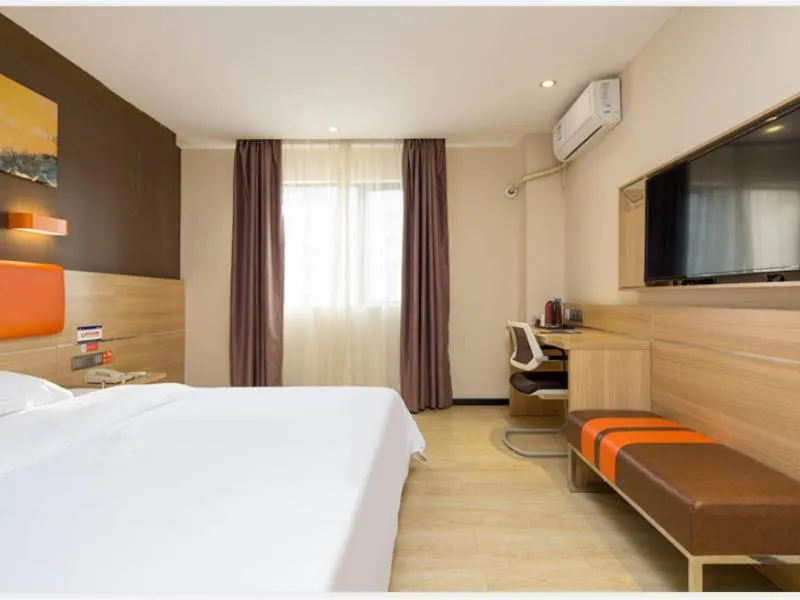 Bed in 7Days Premium Shenzhen Longgang Dayun Metro Station