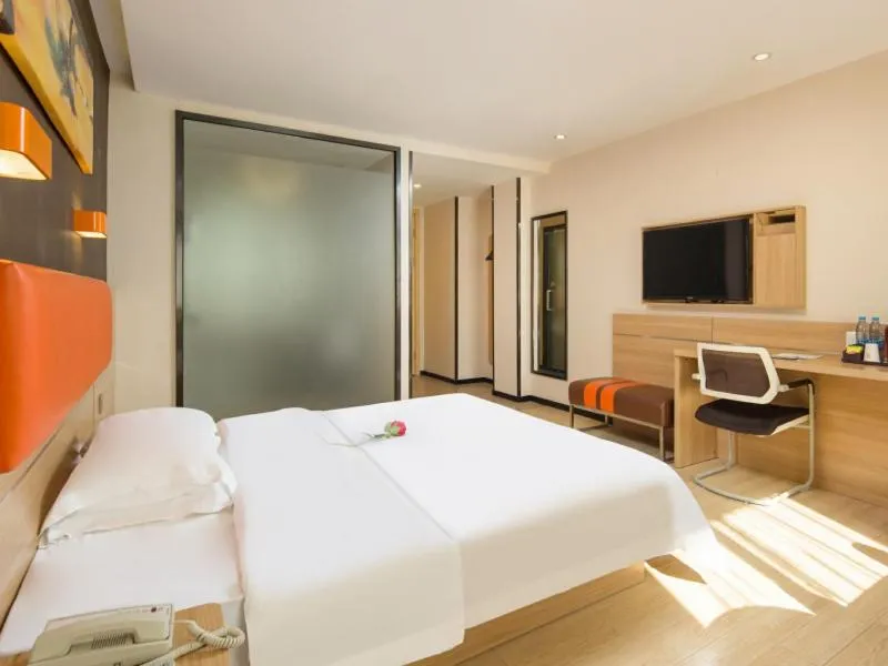 Bed in 7Days Premium Shenzhen Longgang Dayun Metro Station