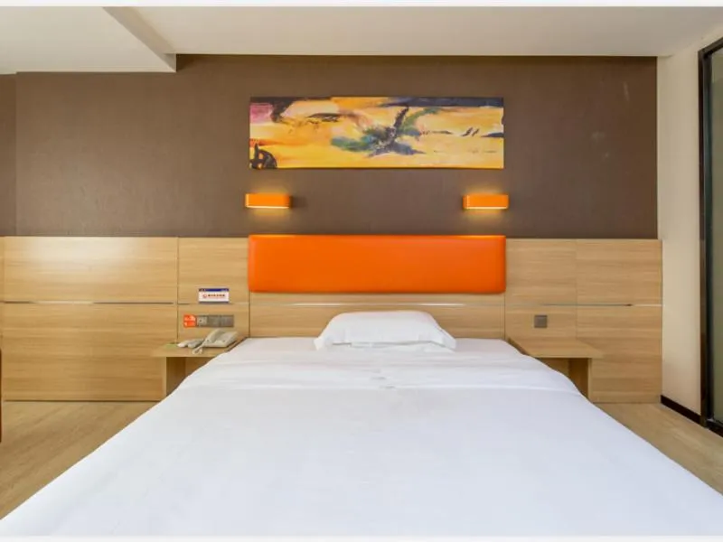 Bed in 7Days Premium Shenzhen Longgang Dayun Metro Station