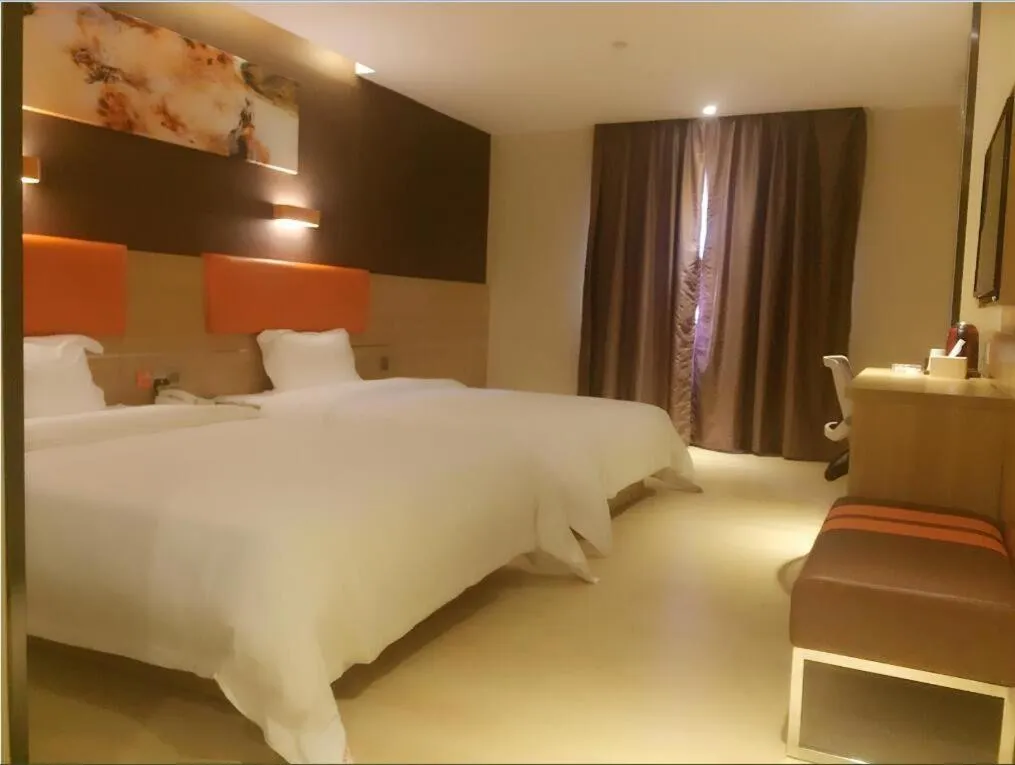 Bed in 7Days Premium Shenzhen Longgang Dayun Metro Station