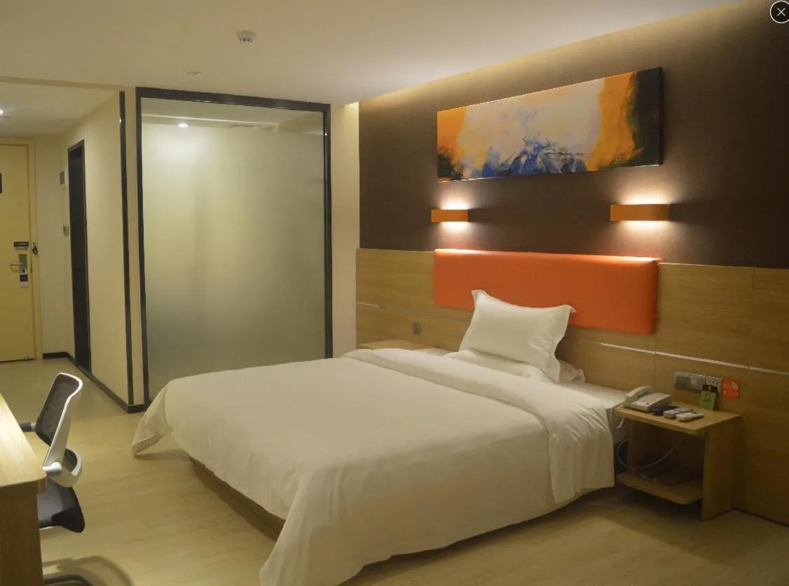 Bed in 7Days Premium Shenzhen Longgang Dayun Metro Station