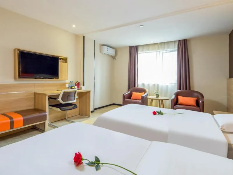 Bed in 7Days Premium Shenzhen Longgang Dayun Metro Station