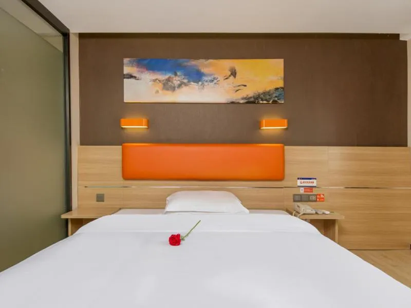 Bed in 7Days Premium Shenzhen Longgang Dayun Metro Station