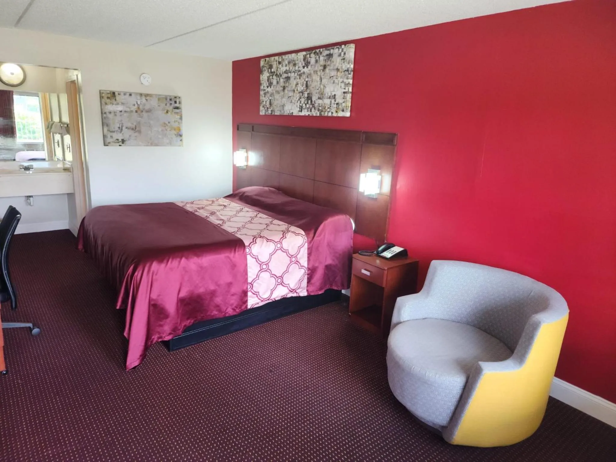 Living room, Bed in American Inn Chesapeake - Portsmouth
