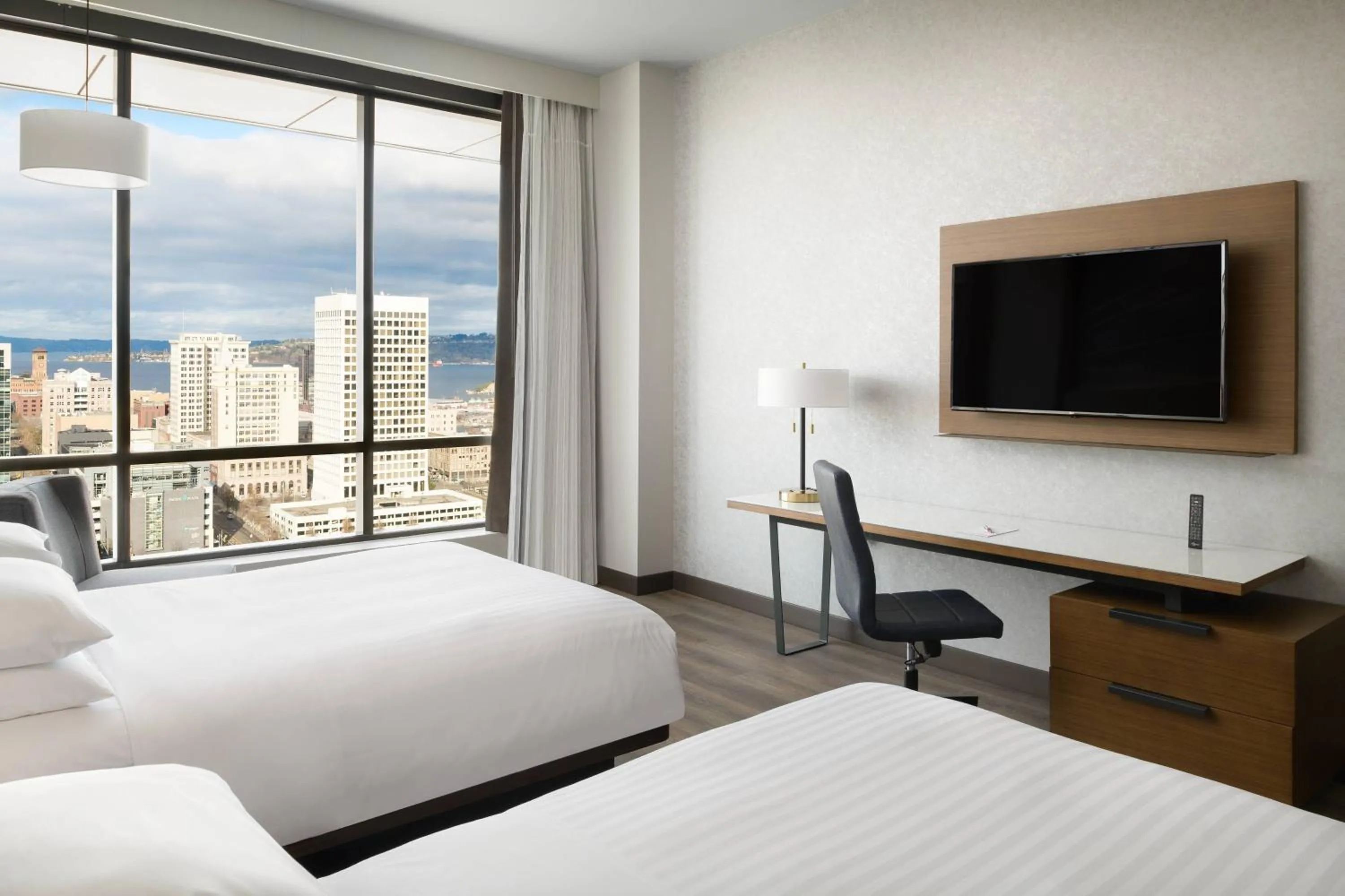Lounge or bar, Bed in Marriott Tacoma Downtown