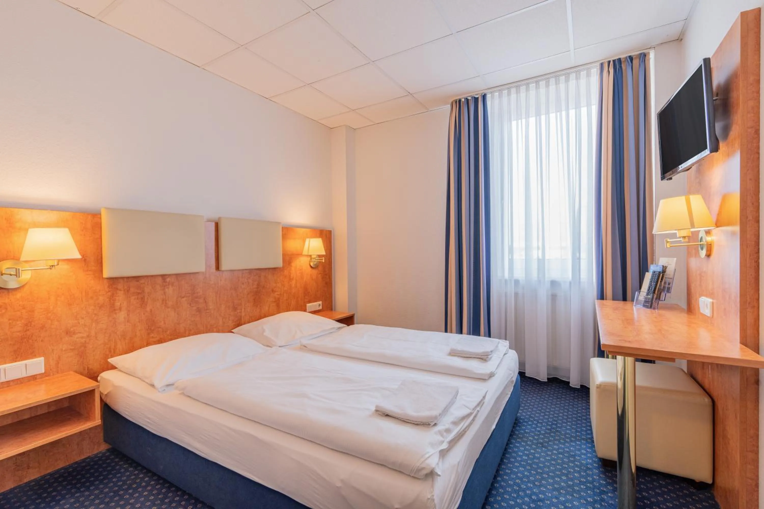 Photo of the whole room, Bed in Euro-Hotel