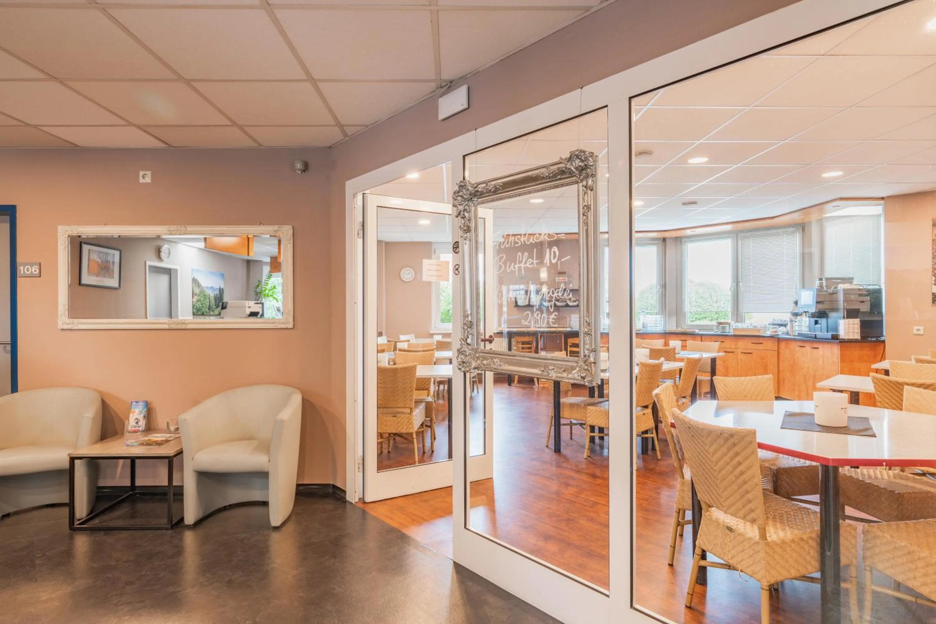 Restaurant/places to eat in Euro-Hotel