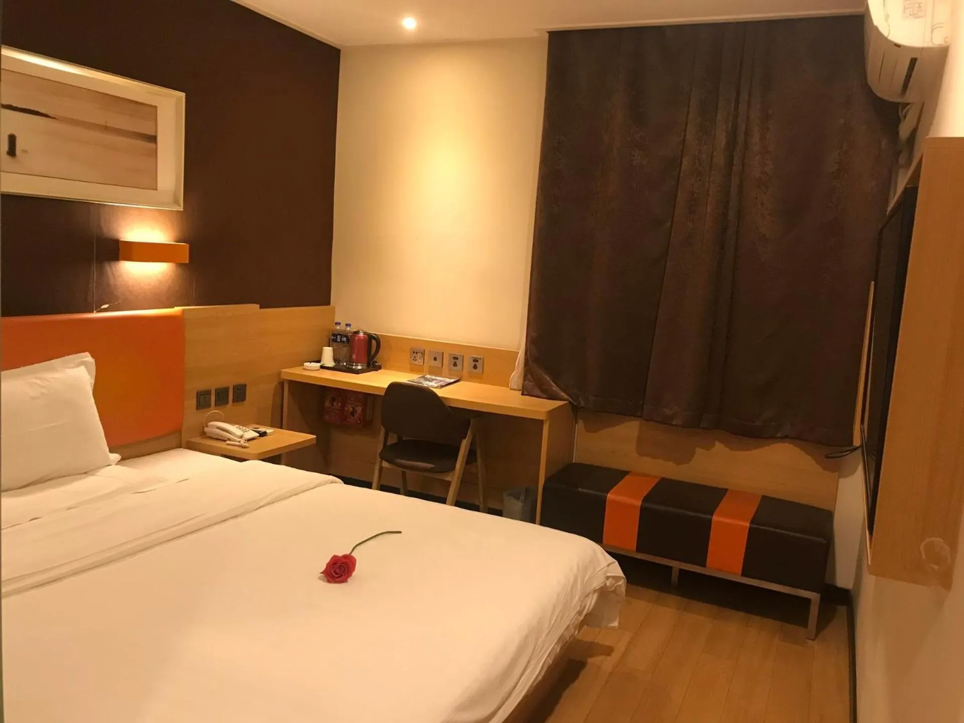 Bed in 7Days Premium Nanjing Xinjiekou Zhangfu Garden Metro Station