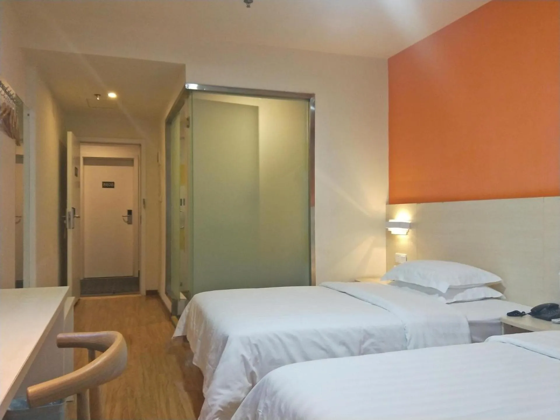 Bed in 7Days Inn Emeishan Center