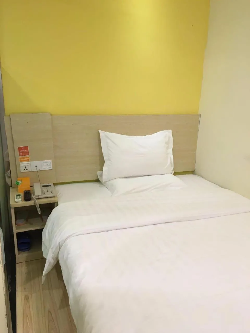 Bed in 7Days Inn Shenzhen Diwang Building Honggui Road Branch