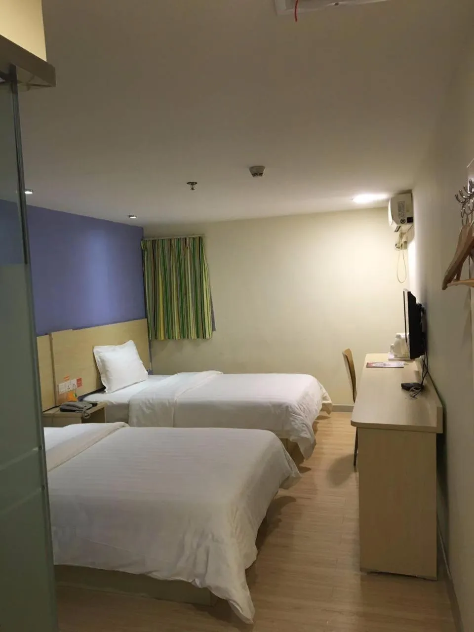 Bed in 7Days Inn Shenzhen Diwang Building Honggui Road Branch