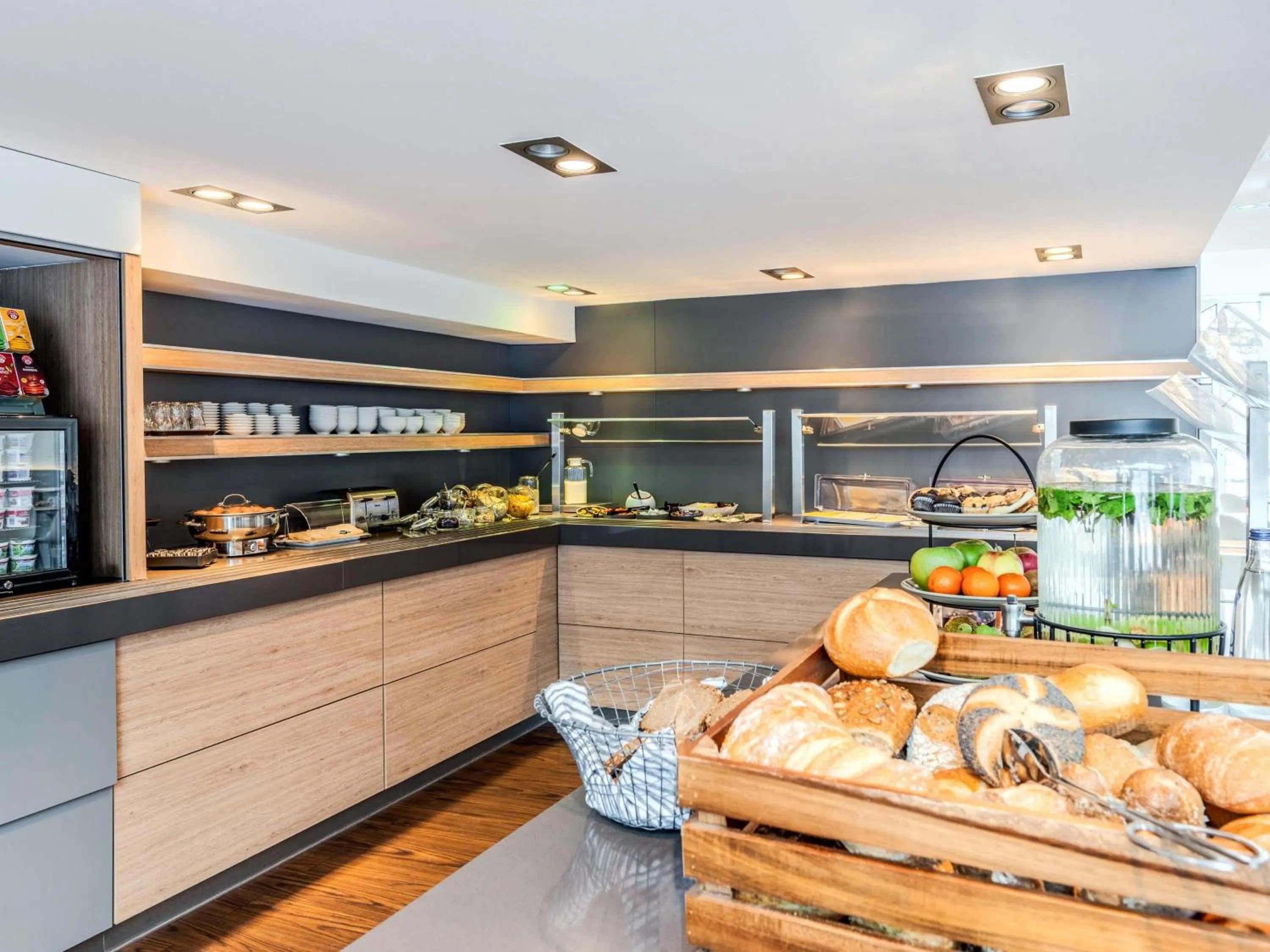 Restaurant/places to eat in B&B HOTEL München-Schwabing