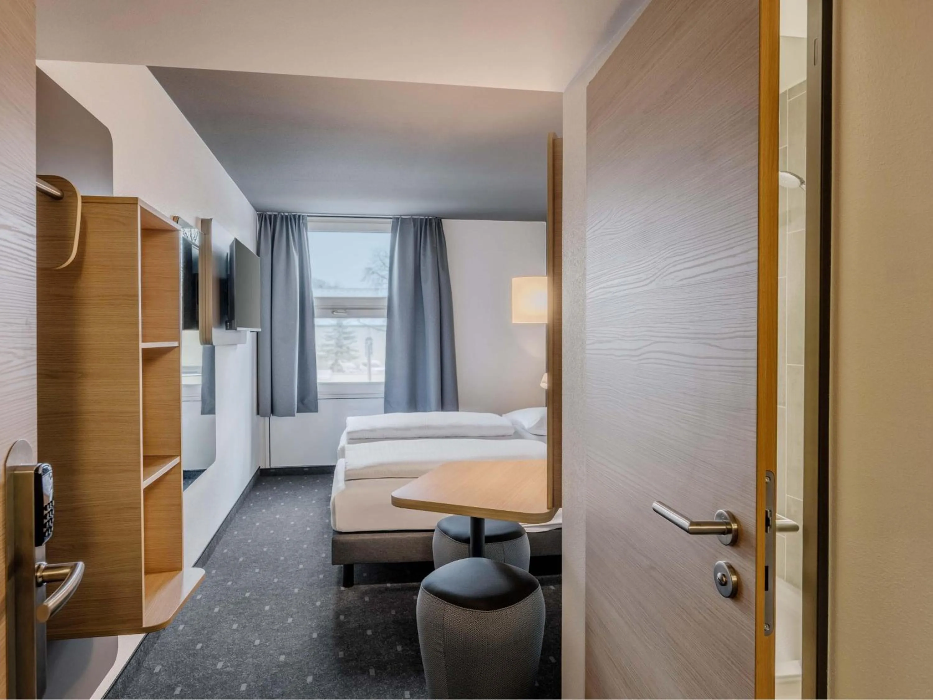 Bathroom, Bed in B&B HOTEL München-Schwabing