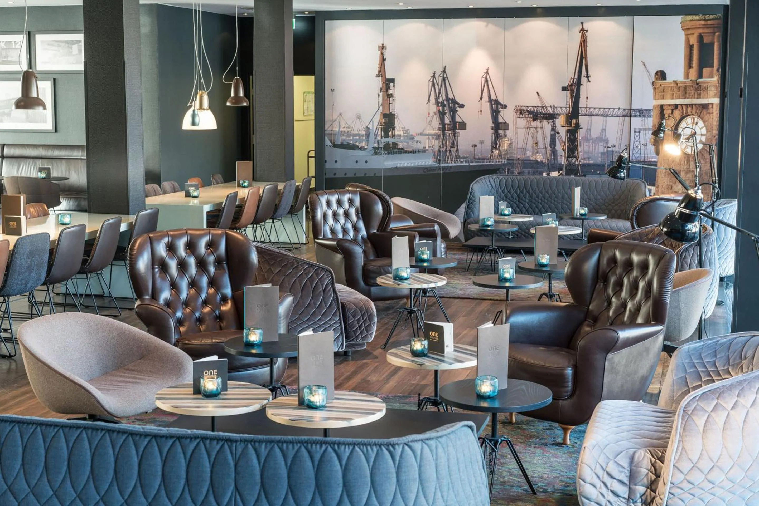 Lounge or bar in Motel One Hamburg-Altona