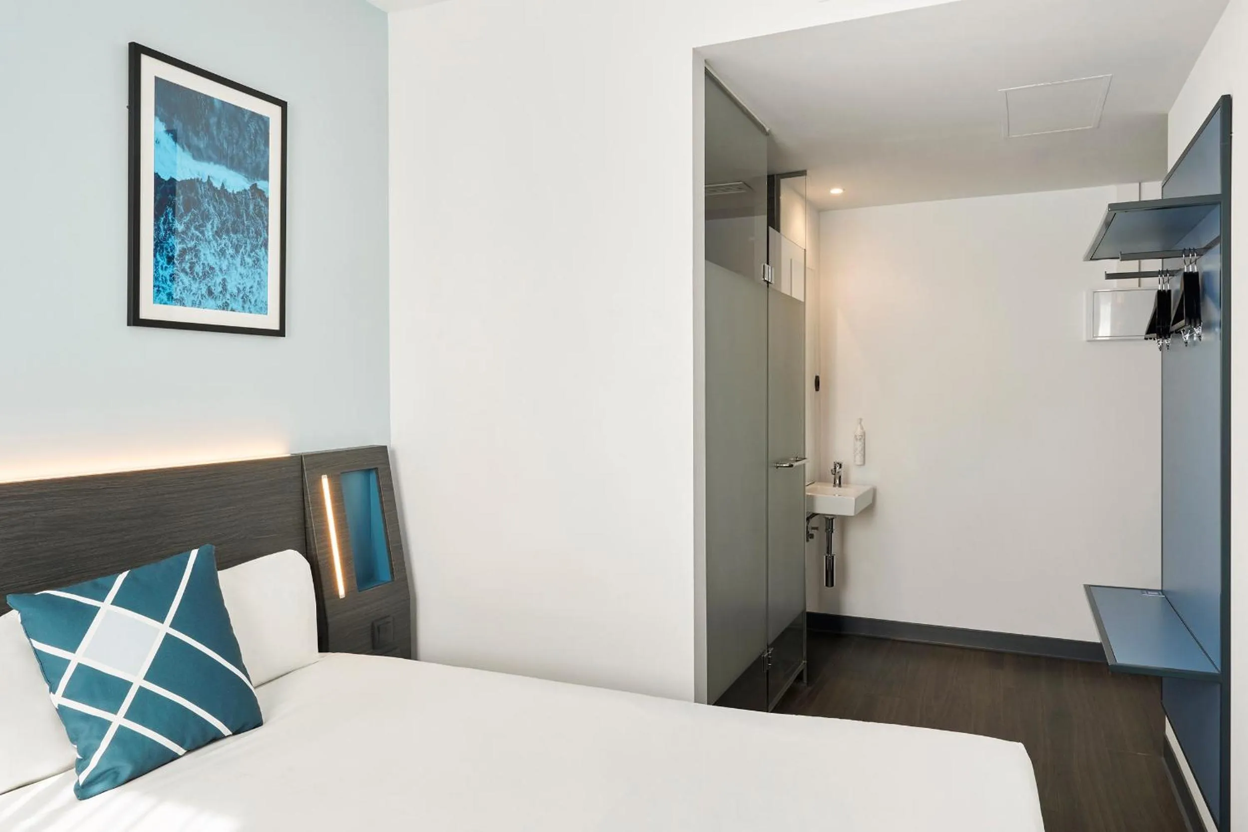 Bedroom, Bed in Four Points Flex by Sheraton Malaga Centre