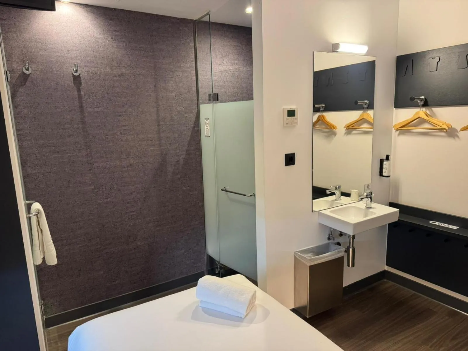 Shower, Bed in Four Points Flex by Sheraton Malaga Centre