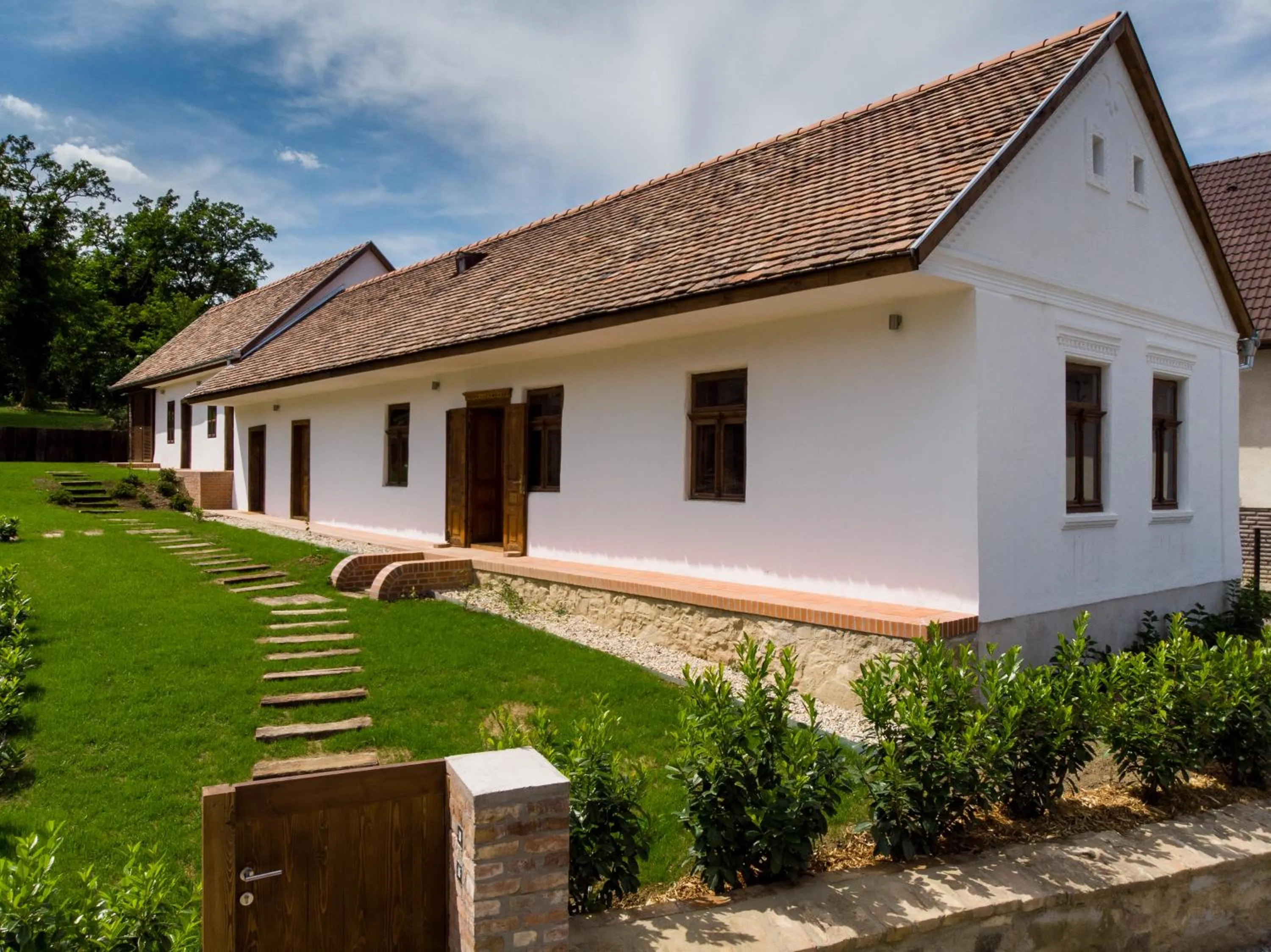 Property building in Almalomb Apartman