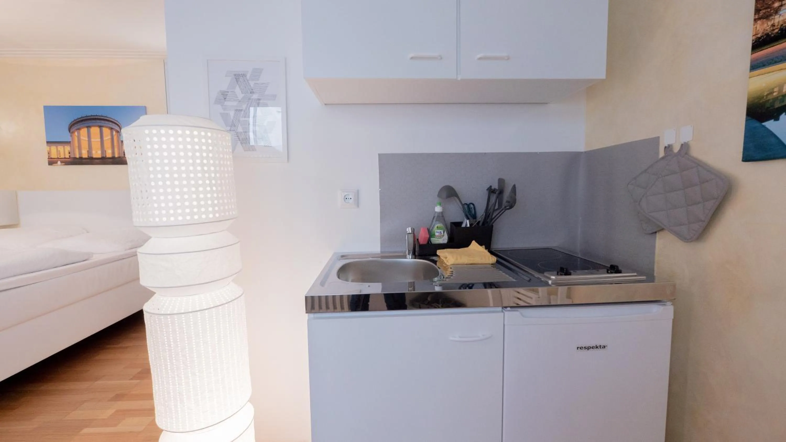 Kitchen or kitchenette, Bed in Relax Aachener Boardinghouse Appartements Premium 1