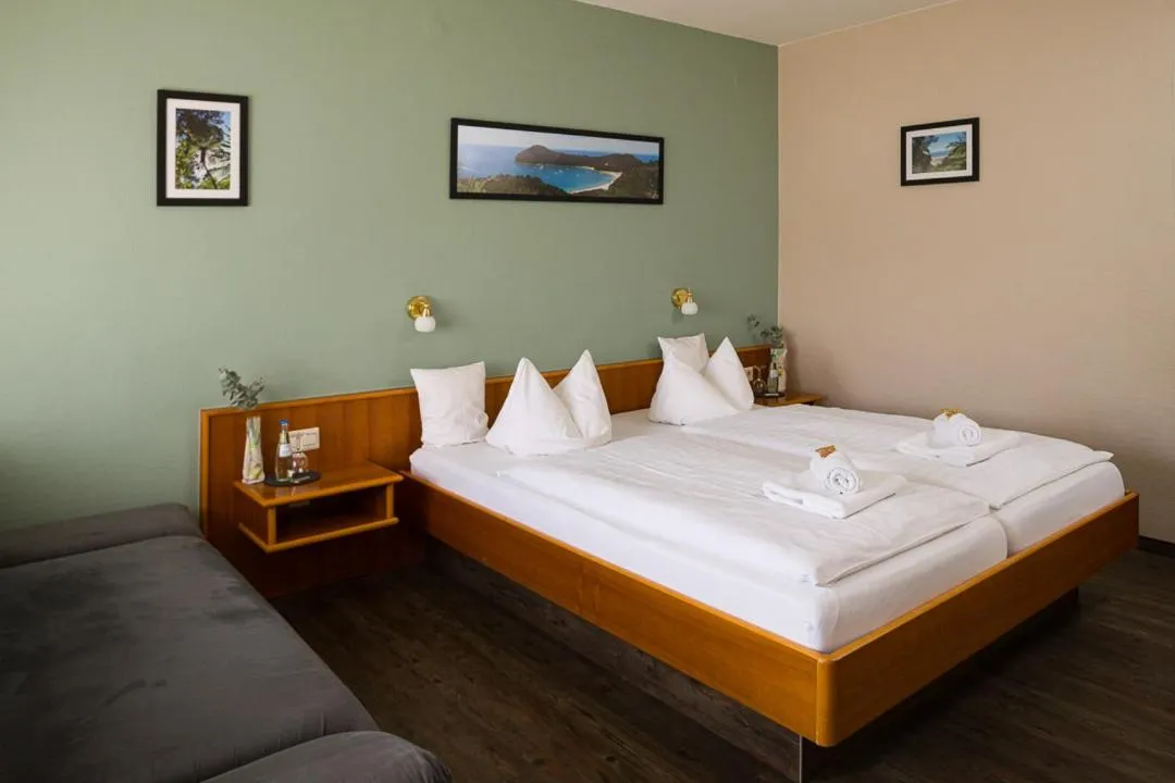 Photo of the whole room, Bed in Landgasthaus Gieseke-Asshorn