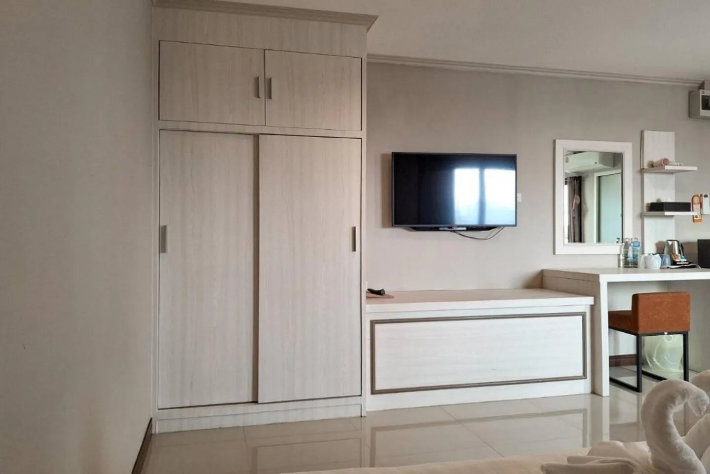 Communal lounge/ TV room in De Hug Hotel & Residence