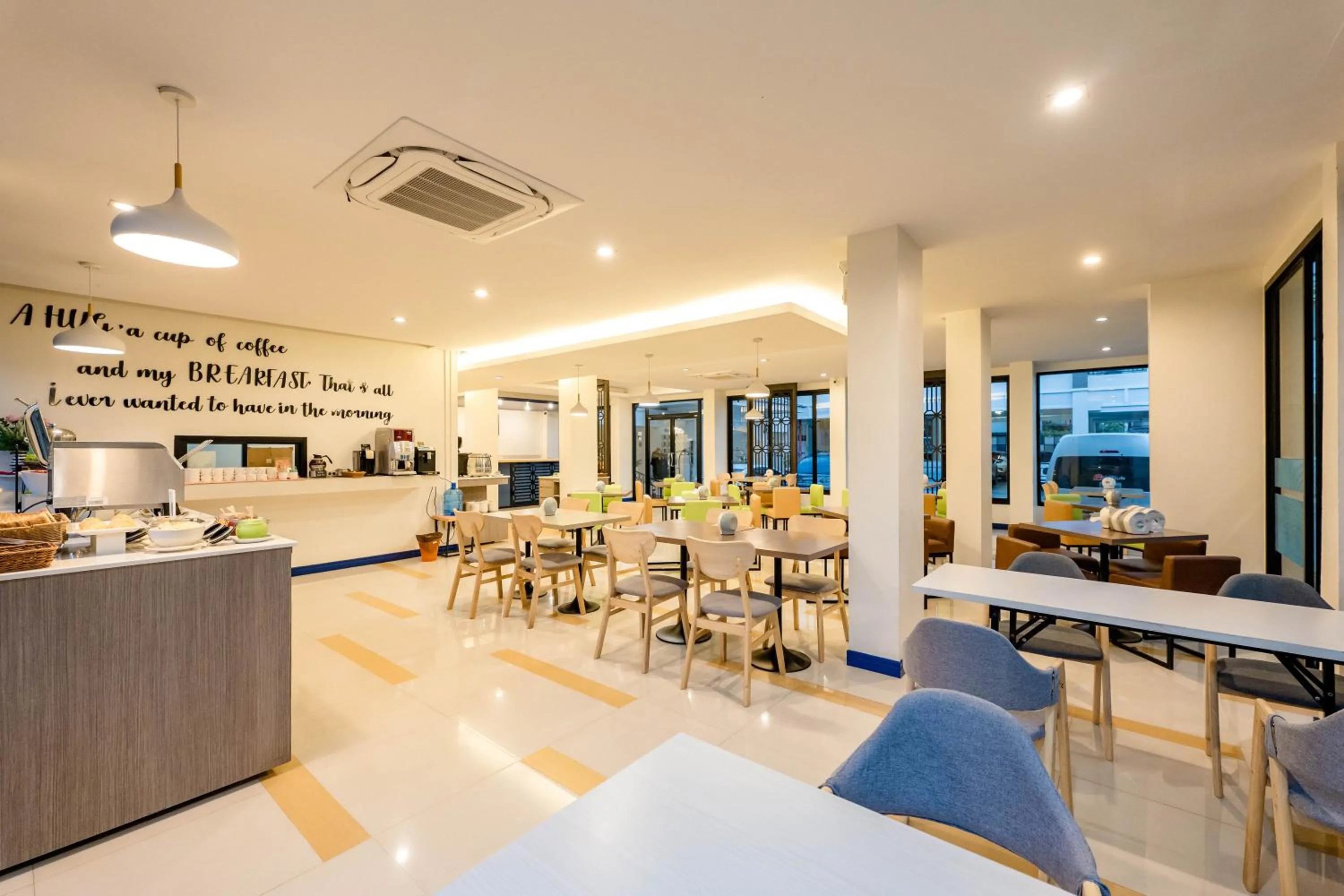 Restaurant/places to eat in De Hug Hotel & Residence