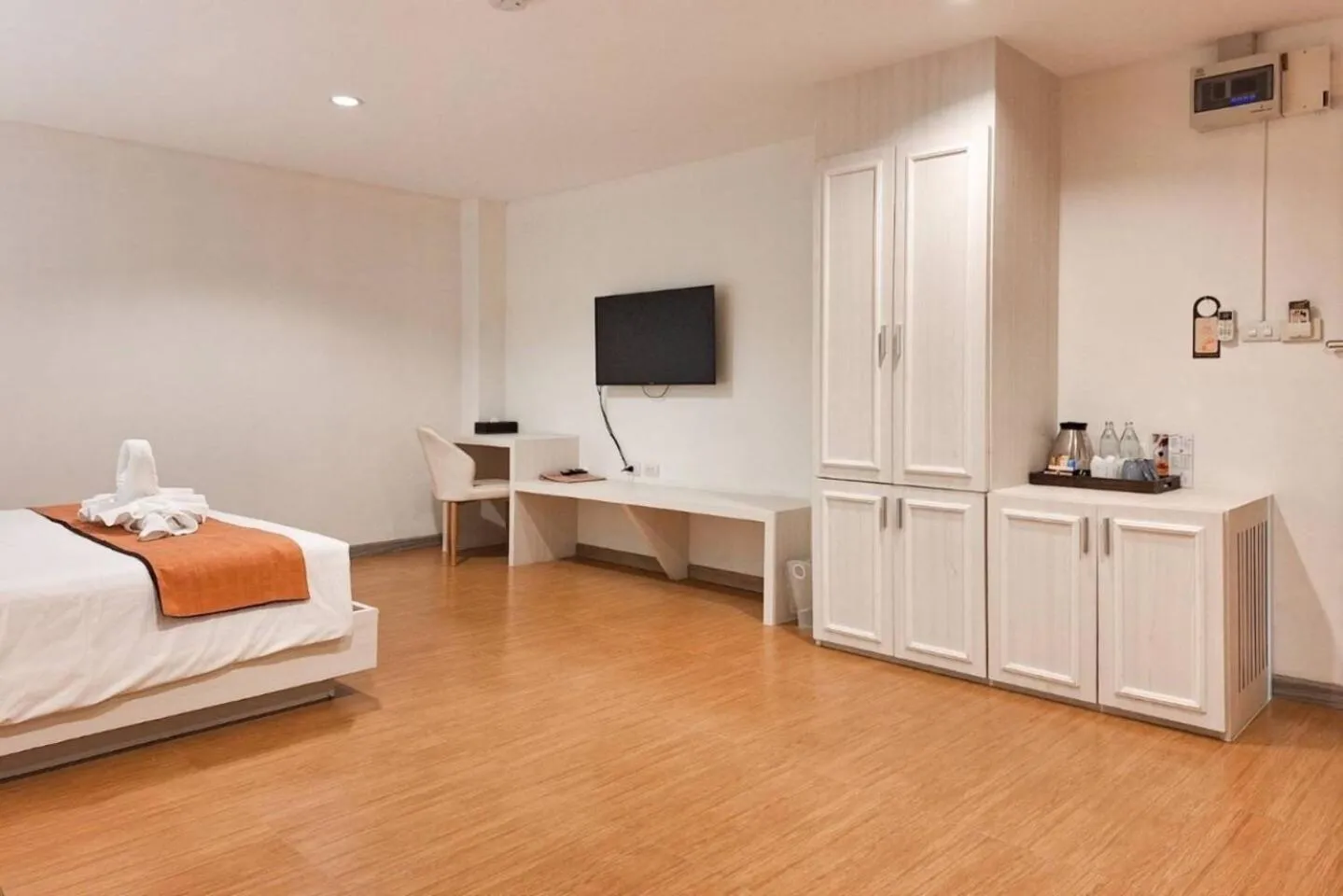 Communal lounge/ TV room, Bed in De Hug Hotel & Residence