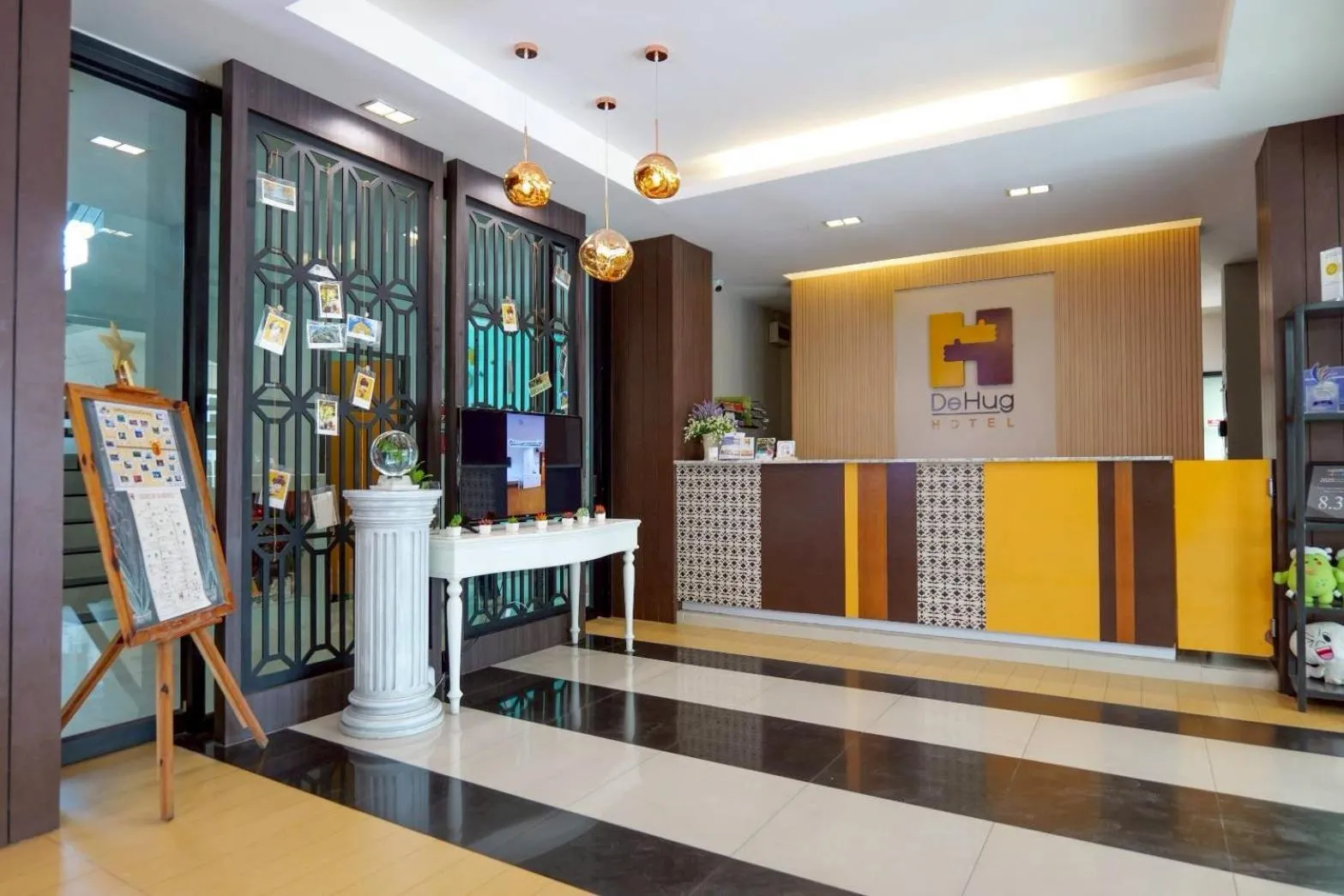 Lobby or reception in De Hug Hotel & Residence