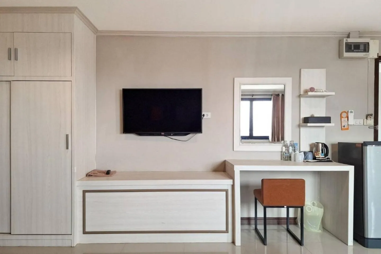 Communal lounge/ TV room in De Hug Hotel & Residence