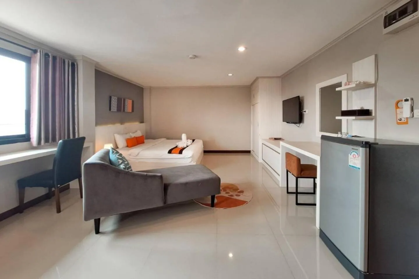 Communal lounge/ TV room, Bed in De Hug Hotel & Residence