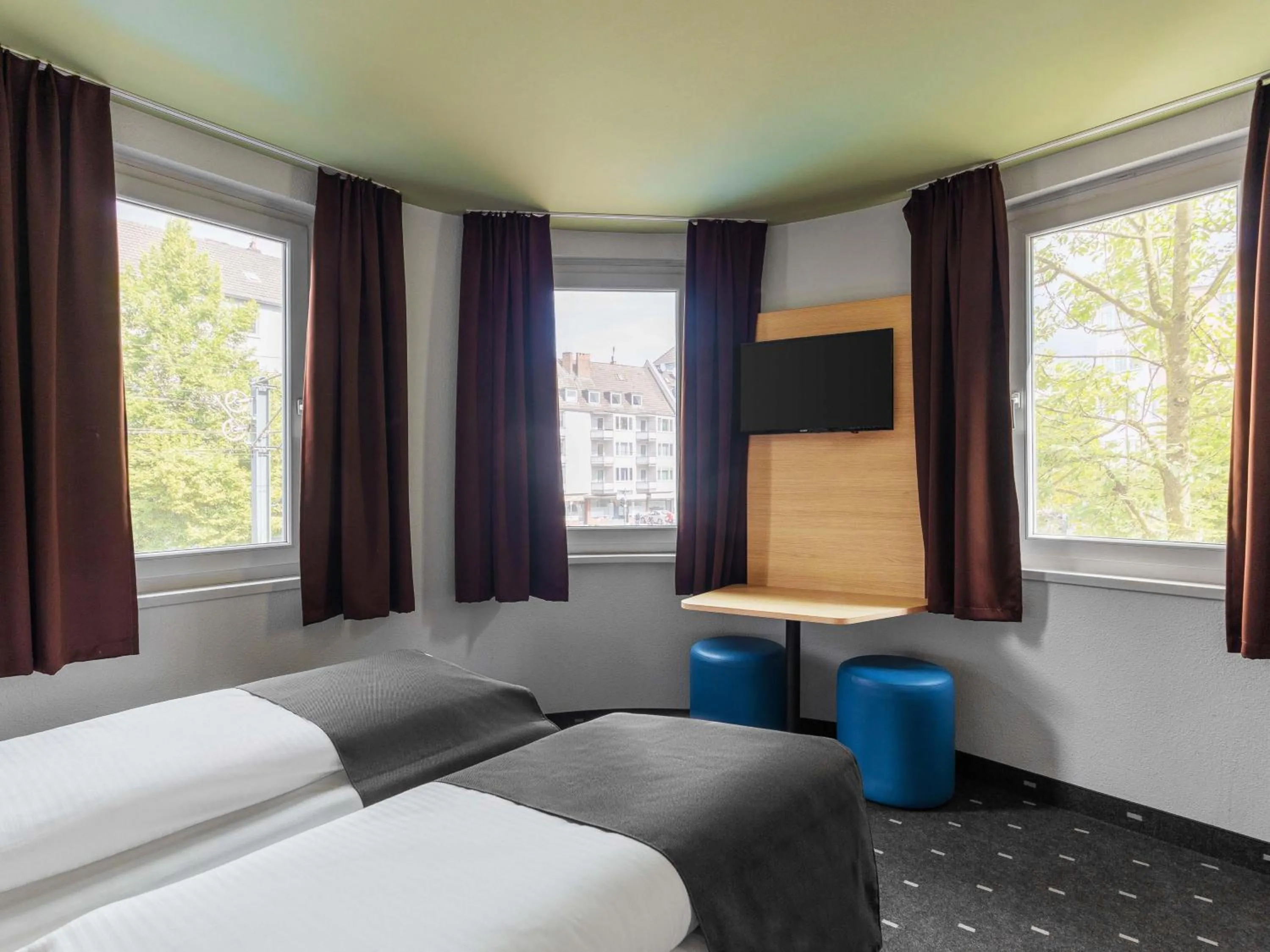 Photo of the whole room, Bed in B&B Hotel Düsseldorf City-Süd